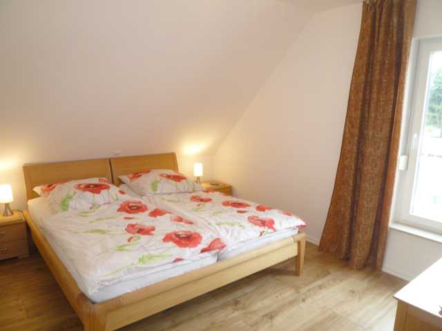 Schlafzimmer 1 mit Doppelbett aus Massivholz (B...