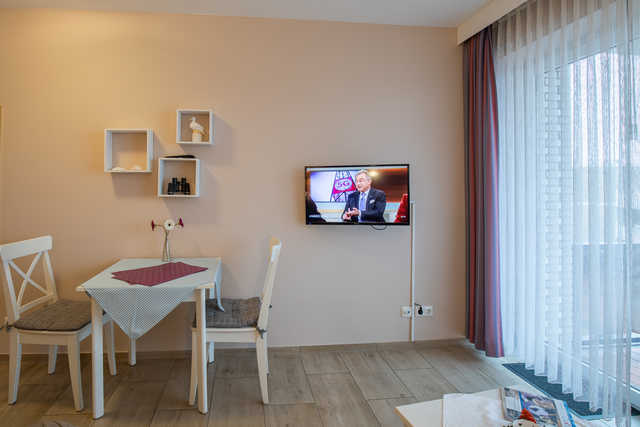 Wohnzimmer mit Essplatz und TV