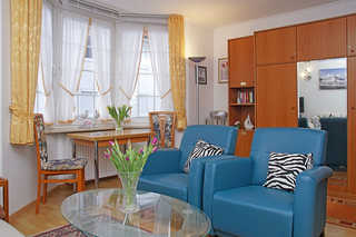 Fischerhus, Whg. 1 Wohnzimmer mit Sessel und Esstisch