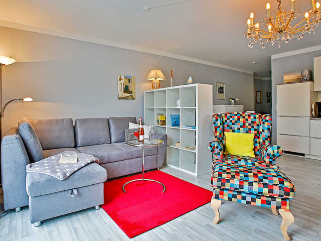 Wohnzimmer mit Sicht auf Sofa und Sessel