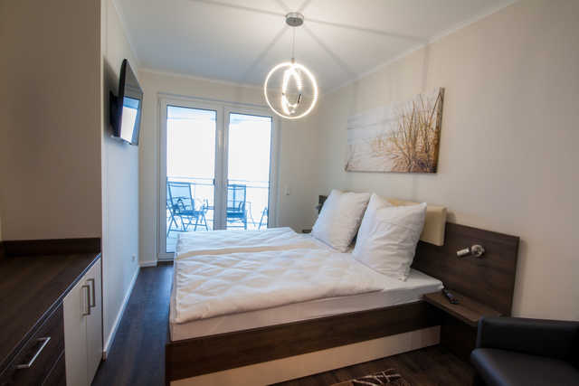 Schlafzimmer 2 mit Doppelbett, TV und Zugang zu...