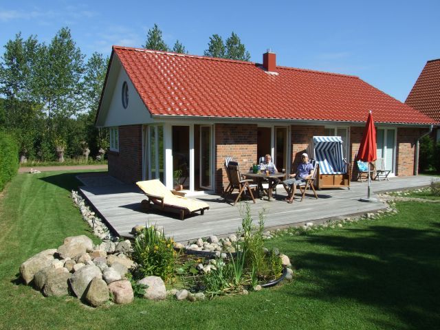 Ferienhaus Kajüte - Sorgenfrei buchen Außenansicht mit Terrasse