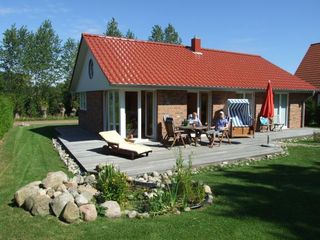 Ferienhaus Kajüte - Sorgenfrei buchen Außenansicht mit Terrasse