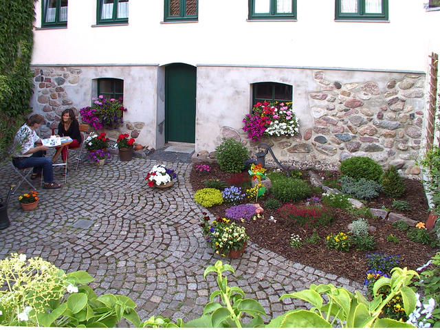 Ferienwohnungen im Altstadtkern von Waren (Müritz) Hintereingang zum Hof mit Sitzgelegenheit