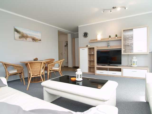 Der moderne Wohnbereich mit Couchgarnitur, Flac...