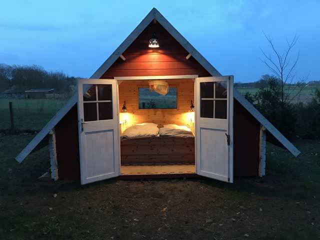 Kleine Sommerhütte mit großem Doppelbett