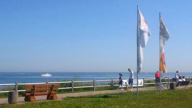 Promenade von Nienhagen mit Blick über die Ostsee