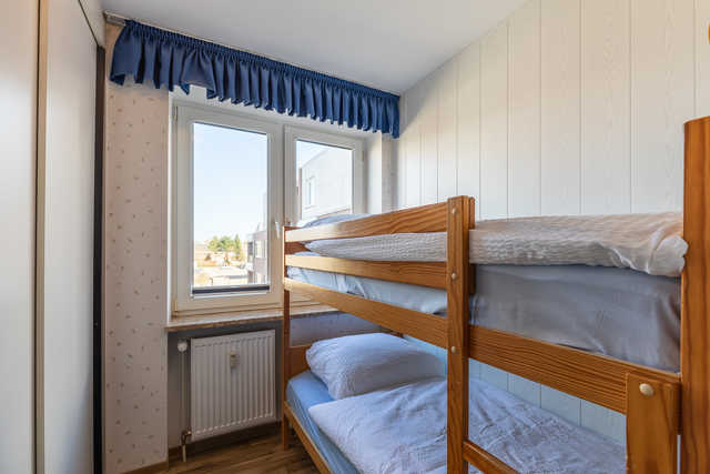 2. Schlafzimmer mit Fenster und Etagenbett