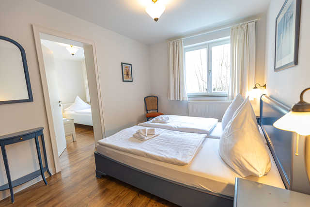 Schlafzimmer 1 mit großem Doppelbett