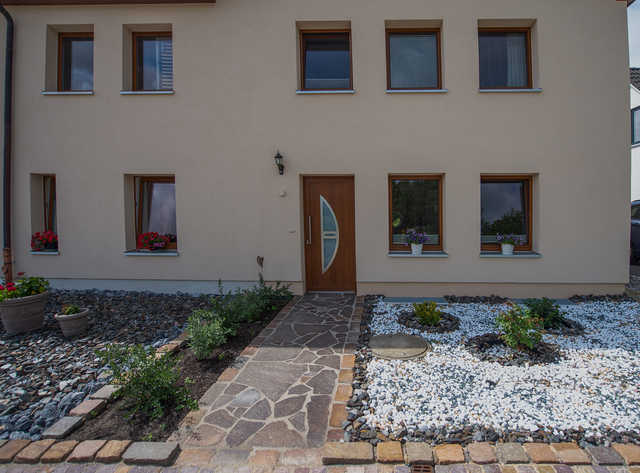 Frontseite und separate Eingänge im Landhaus