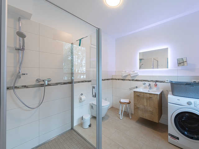 Modernes Badezimmer mit Waschtrockner