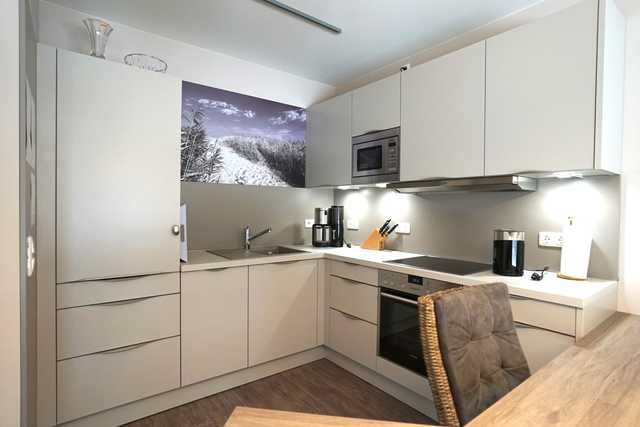 Wohnzimmer mit moderner Küchenzeile