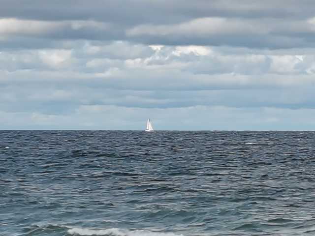 Einsam zieht das Segelboot am Horizont dahin