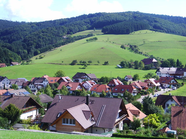 Die Rückseite unseres Hauses und Blick übers Dorf
