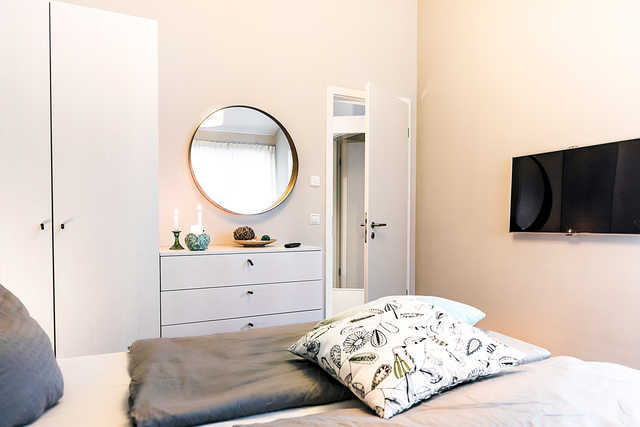 1. Schlafzimmer mit Kleiderschrank und TV-Flach...
