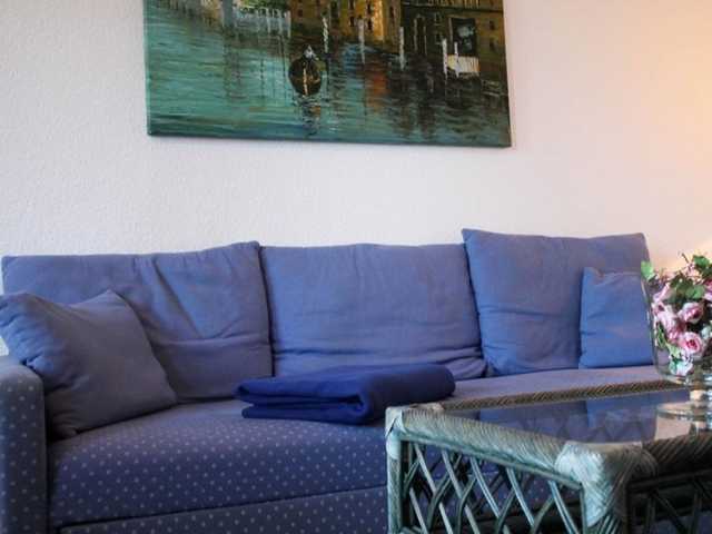 Baer04- Blick auf das Sofa im Wohnbreich