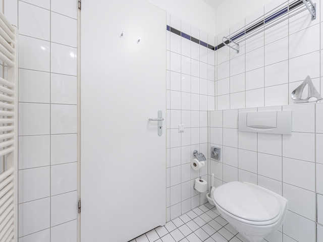 Badezimmer mit WC und Handtuchheizkörper