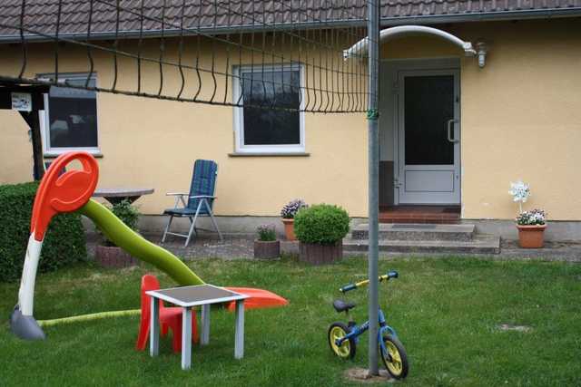 Wohlfühlurlaub im Ferienhaus in der Nähe von Waren/Müritz Hauseingang mit Speilwiese