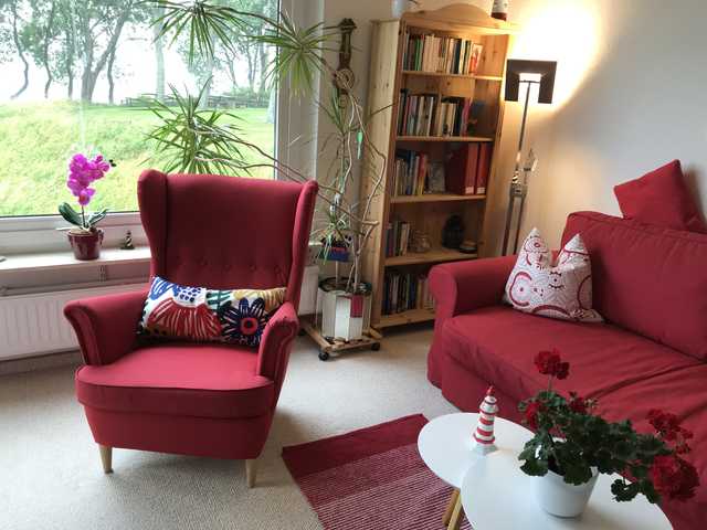 Wohnzimmer mit Sessel und Sofa