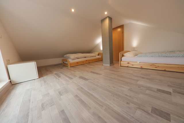 Schlafzimmer 2 mit zwei Einzelbetten - Deckenhö...