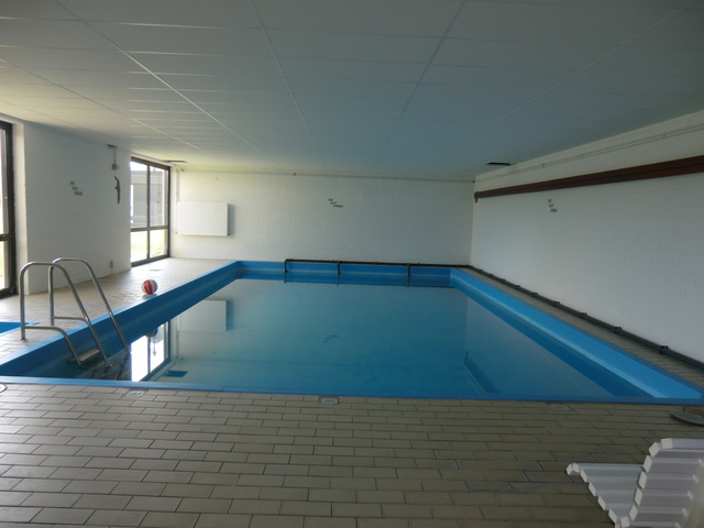 Hauseigenes Schwimmbad (April-Oktober)