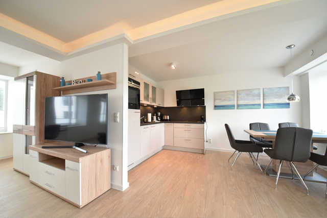 Wohnraum mit voll ausgestatteter Küchenzeile