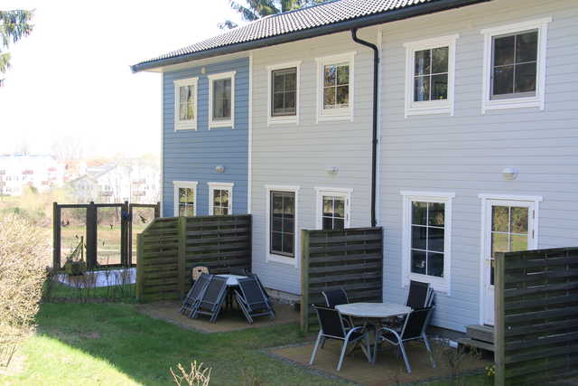 Ferienhaus, Ökologische Wohnanlage am Schloonsee Außenansicht mit Terrasse (mittleres Haus)