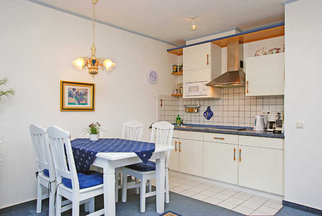 Wohnzimmer mit Küchenzeile und Essplatz